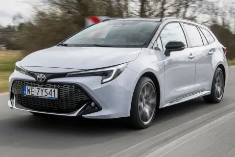 Srebrna Toyota Corolla kombi w ruchu. Wiele pozytywnych toyota corolla opinie potwierdza jej wszechstronność.