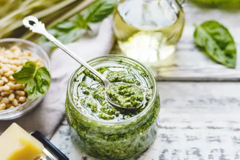 Frisches Pesto im Glas, bereit für die Zubereitung. Darf Baby Pesto aus dem Glas essen? Ja, wenn es selbstgemacht ist!
