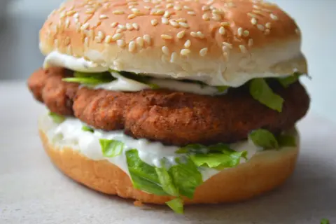 McChicken z chrupiącym kurczakiem, sałatą i kremowym sosem, który przypomina sos do McChickena.