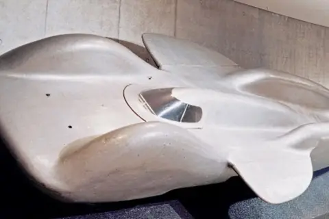 Aerodynamiczny Mercedes T80, zaprojektowany do osiągnięcia rekordowej prędkości.