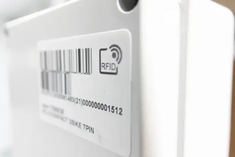 Etykieta cyfrowa RFID na białym urządzeniu. Pokazuje, jak działa etykieta cyfrowa, umożliwiając bezprzewodową identyfikację.
