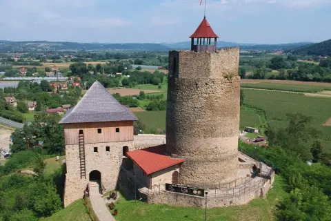 Zamek w Czchowie – Fascynująca Historia i Tajemnice Ruin Wzgórza
