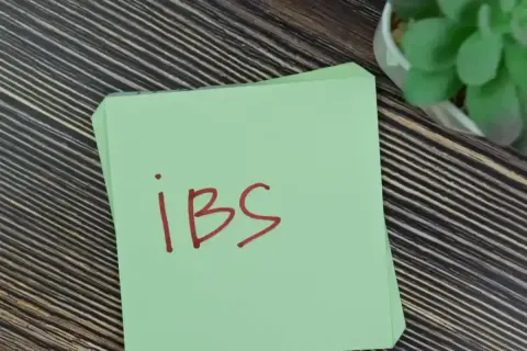 Na zielonej kartce napisano czerwonym markerem "ibs". Może to być skrót od "Irritable Bowel Syndrome", czyli zespołu jelita drażliwego.