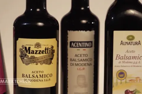 Drei Flaschen Aceto Balsamico di Modena, darunter Mazzetti und Alnatura.