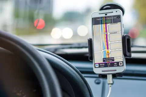 En mobiltelefon med GPS visar vägen i bilen. Föraren kan prata i telefon medan navigeringen pågår.