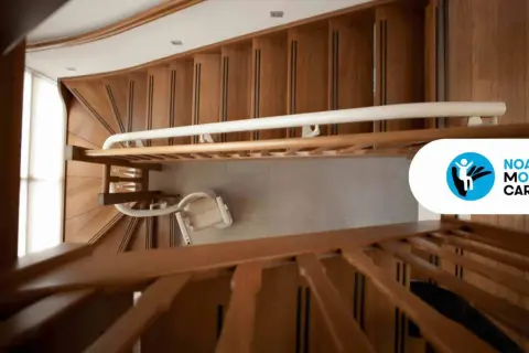 Montascale a poltroncina installato su scala condominiale in legno. Ottenere l'autorizzazione installazione montascale condominio è fondamentale per l'accessibilità.