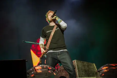 Ile Ed Sheeran zarabia na koncercie? Milionowe stawki i kulisy
