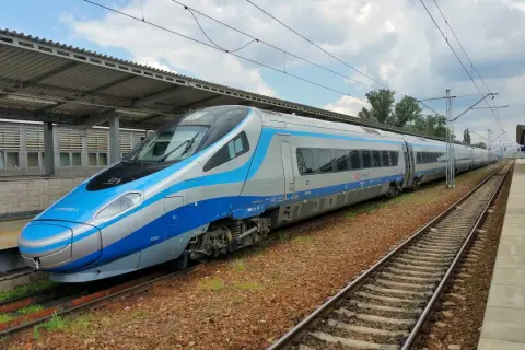 Nowoczesny pociąg Pendolino na peronie, gotowy do podróży.