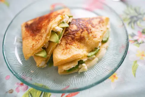 Pancake ripieni di avocado e formaggio fresco, un'idea sfiziosa su come farcire i pancake a dieta.