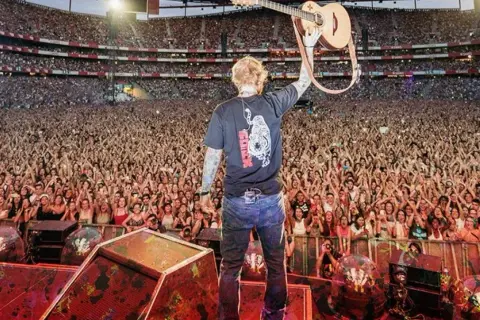 Ile trwa koncert Ed Sheerana w Warszawie? Sprawdź szczegóły!