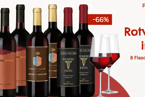 Flaschen mit teurem italienischem Rotwein, darunter Chianti Riserva, und zwei Gläser gefüllt mit dem edlen Tropfen. Ein Angebot mit -66% Rabatt.