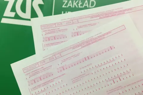 Formularze ZUS ZZA. Na jednym z nich widnieje pole "kod zawodu prezes zarządu", co sugeruje zgłoszenie zmian w danych pracownika.