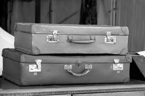 Deux vieilles valises empilées, évoquant les voyages et l'histoire de qu'est ce que Ellis Island.