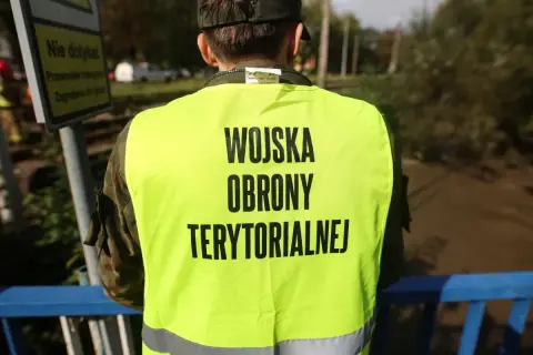 Żołnierz WOT w kamizelce odblaskowej. Po 16-dniowym szkoleniu WOT wynagrodzenie jest adekwatne do wysiłku.