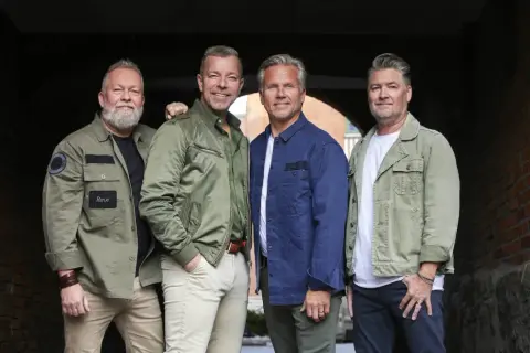 Tim Hans Adam Wahlgren med vänner, redo för en ny utmaning.