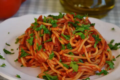 Proste przepisy na spaghetti pomidorowe, które zachwycą Twoje kubki smakowe