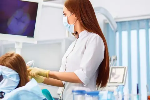 Jak dentysta diagnozuje ból zęba? Przewodnik krok po kroku