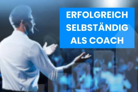 Mann mit Mikrofon spricht vor Publikum. Text: "Erfolgreich selbstständig als Coach".