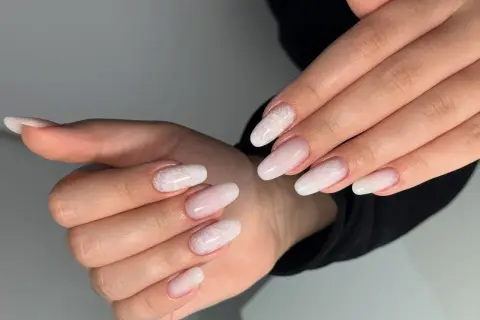 Zarte Ombre-Nägel mit Spitze, ein Trend für Nageltrends 2026, die Eleganz und Romantik ausstrahlen.