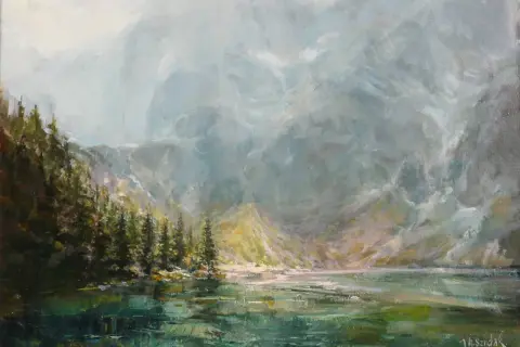 Mroczne tatry w malarstwie, jezioro odbija skaliste szczyty i gęsty las. Mgła spowija górskie zbocza, tworząc tajemniczą atmosferę.