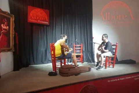 Dos guitarristas tocan en el escenario de La Alborea Tablao Flamenco.
