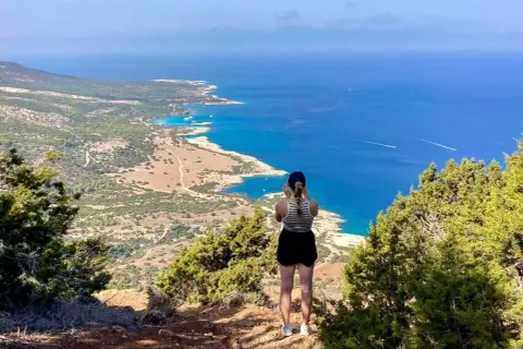 Frauenblick auf die Küste Zyperns. Tolle Aussicht für Zypern Reisetipps.
