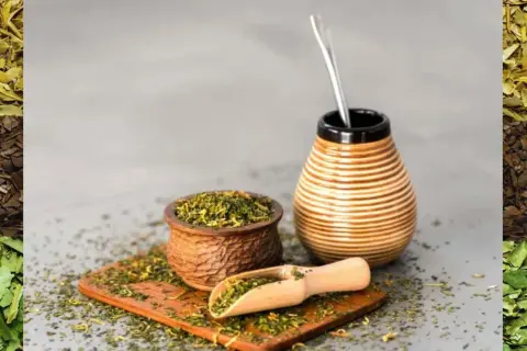 Naczynie do yerba mate, drewniana łopatka z suszem i bombilla. Ile herbat dziennie? To zależy od Ciebie!