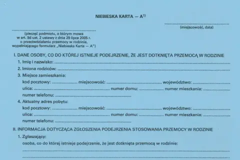 Formularz Niebieska Karta - A, służący do zgłaszania podejrzenia przemocy w rodzinie. Dokument zawiera dane osoby, wobec której istnieje podejrzenie, że jest dotknięta przemocą w rodzinie, oraz informacje o zgłaszającym.