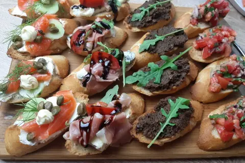 Kolorowe bruschetty na imprezę: z łososiem, szynką parmeńską, pomidorami i pastą z oliwek.