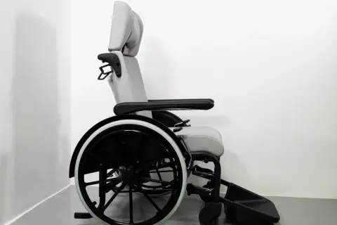 Fauteuil releveur électrique gris, remboursé par la sécurité sociale, pour un confort optimal et une aide à la mobilité.