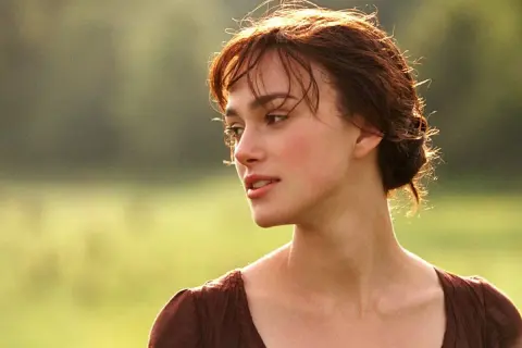 Keira Knightley i en brun klänning, en ikonisk scen från filmer med Keira Knightley.