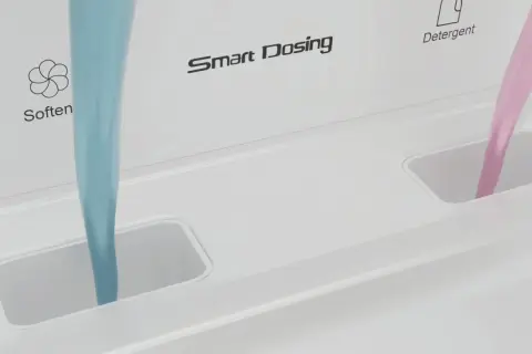 Niebieski płyn do płukania i różowy detergent wlewają się do szuflady pralki AEG ładowanej od góry. Smart Dosing.