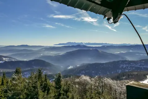 Widok z wieży widokowej na Beskid Wyspowy. W oddali majaczą Tatry. To najładniejszy szlak na Mogielicę zimą.