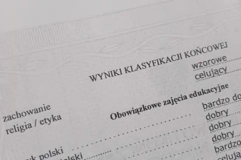 Wyniki klasyfikacji końcowej, kluczowe dla podania do szkoły średniej. Widoczne oceny z obowiązkowych zajęć edukacyjnych.