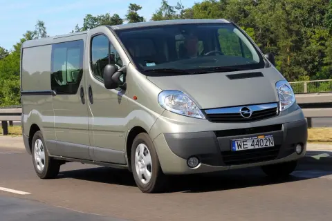 Opel Vivaro w kolorze szampańskim na drodze. Kierowca i pasażer w środku. Zastanawiasz się nad opel vivaro spalanie?