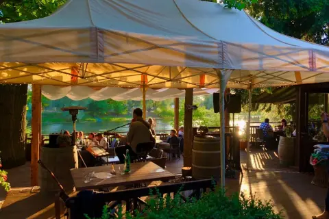Restauracje nad jeziorem w Śląskiem - wyjątkowe miejsca na posiłek