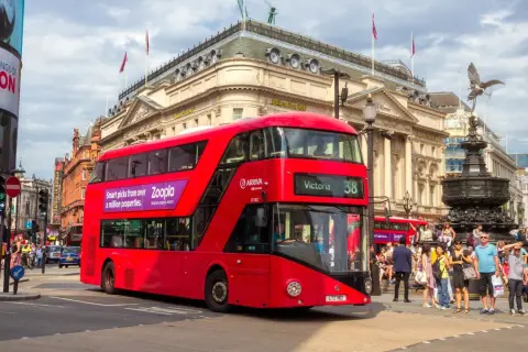 Czerwony piętrowy autobus Arriva na Piccadilly Circus, symbol tego, jak poruszać się po Londynie.