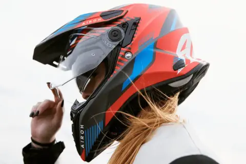 Jaki kask na motorower? Wybierz bezpieczny i zgodny z prawem!