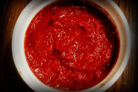 Domowy sos do pizzy z pomidorów, idealny do przygotowania na własnej kuchni.