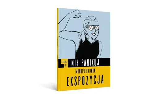 Okładka książki "Nie panikuj. Miniporadnik ekspozycja" Sabiny Mil. Kobieta w okularach przeciwsłonecznych pokazuje biceps, symbol siły i tego, jak być atrakcyjną.