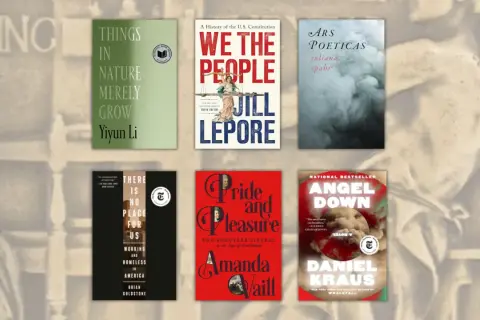 Książki, w tym te nagrodzone Pulitzerem, takie jak "We the People" Jill Lepore, prezentowane na tle historycznych postaci.