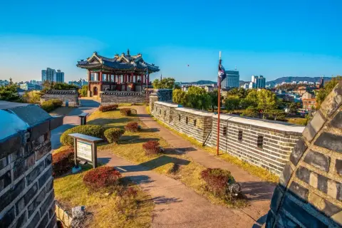 Jak wygląda Korea Południowa? Tradycyjna architektura i nowoczesne budynki tworzą malowniczy krajobraz.