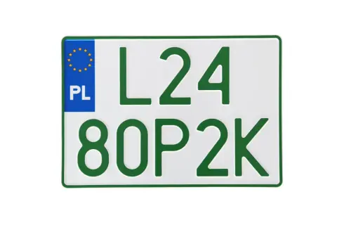 Polskie tablice rejestracyjne z zielonymi znakami: L24 80P2K.