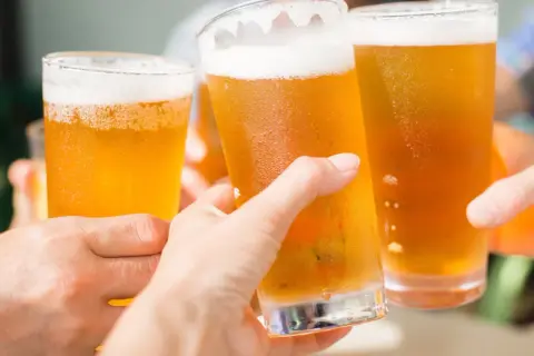 Ludzie wznoszą toasty zimnym piwem. Czy karmi jest zdrowe? To pytanie, na które każdy musi odpowiedzieć sam.