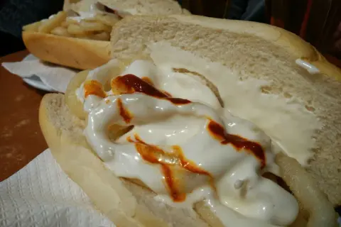 Bocadillo de calamar bravo en Zaragoza, con pan tierno, mayonesa y un toque picante.