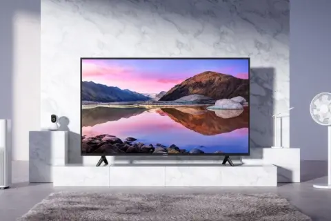 Nowoczesny salon z telewizorem 65 cali, oczyszczaczem powietrza i wentylatorem.