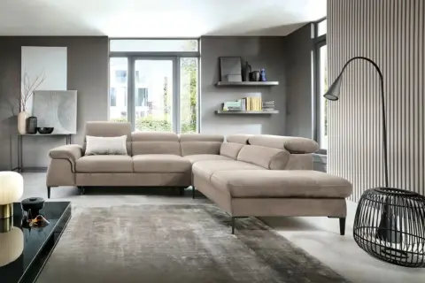 Nowoczesny salon z beżową sofą i dywanem. Inspiracje szare ściany tworzą eleganckie tło dla minimalistycznych dodatków i sztuki.