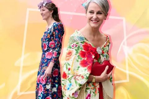 Dos mujeres con atuendos florales. Una luce un vestido azul con flores y la otra un mantón de Manila bordado con pájaros y flores.