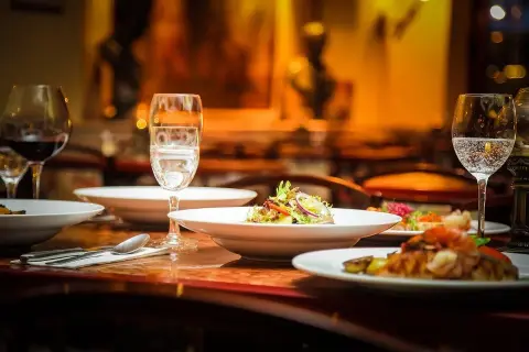 Gdzie zjeść w Gnieźnie? Odkryj sprawdzone smaki i restauracje