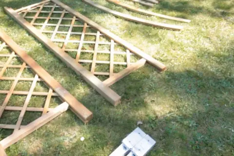 Pergola tarasowa DIY: Jak zbudować krok po kroku?